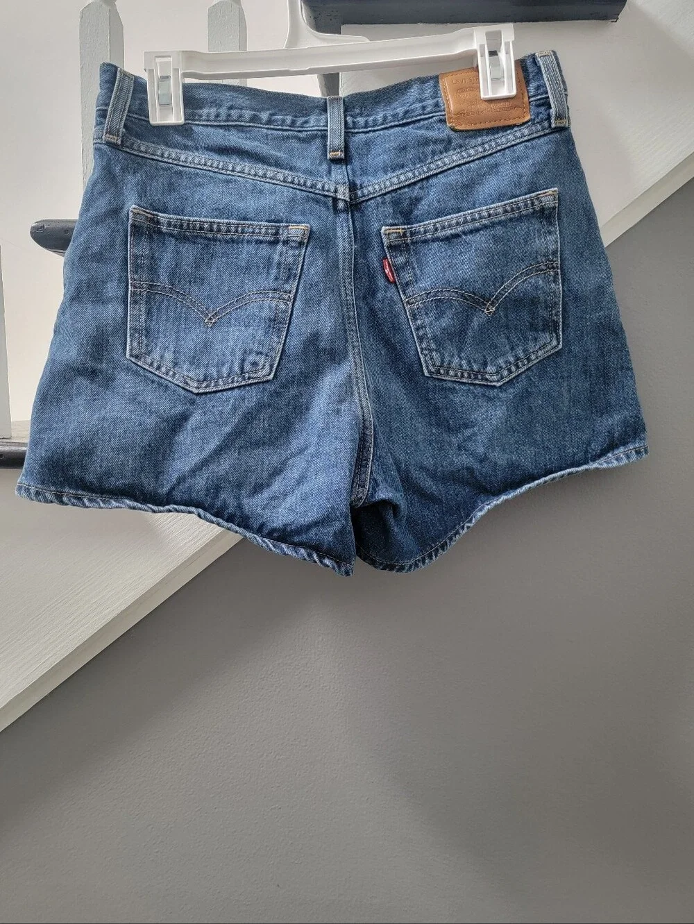 Levi's 80s mom shorts denim womens Size 28 High Rise Med Wash